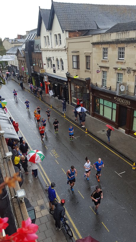 Swindon Half-Marathon 2017 running through Wood St, Old Town