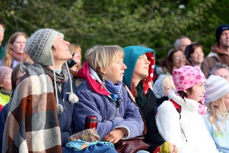 Crowds enjoy the sunrise over Swindon 04 May 2009