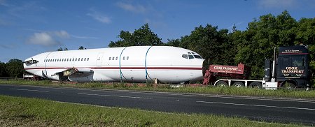Boeing 727 passing through Swindon