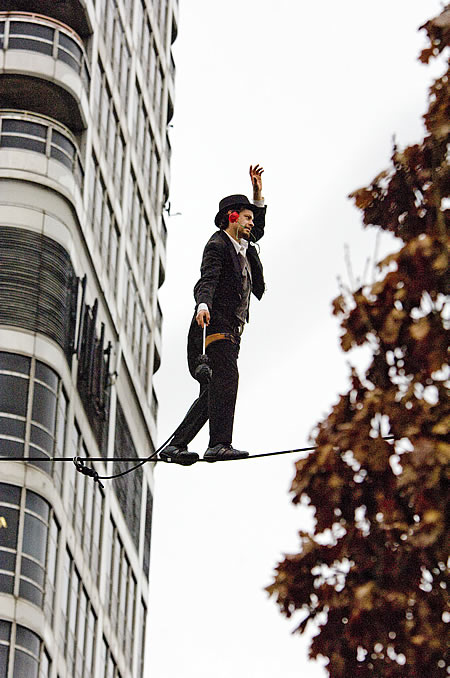 Jake The Juggler Slacklining Swindon Brunel 2012