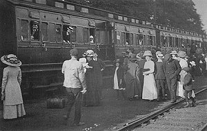 Boarding Trains, 1913, Swindon