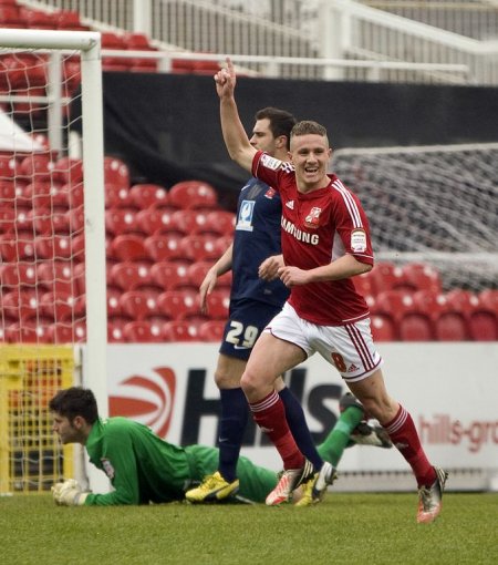 Simon Ferry scores for Swindon v Hartlepool