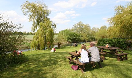 Red Lion Castle Eaton Pub Garden