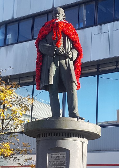 Swindon Brunel statue covered in knitted poppies for Remembrance Day 2017