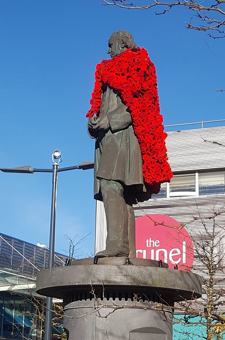 Swindon Brunel statue covered in knitted poppies for Remembrance Day 2017