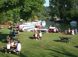 Picnics and boat rides in Lechlade, near Swindon