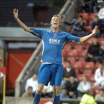 peter crouch playing for portsmouth against Swindon Town FC