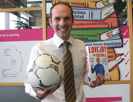 Cllr Justin Tomlinson at Swindon's temporary central library