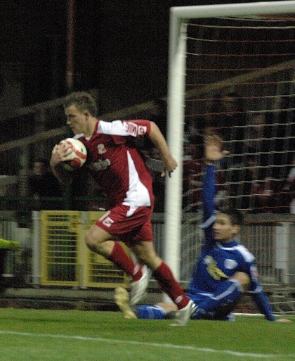 Simon Cox runs back with the ball after scoring for Swindon v Leicester in the 84th minute