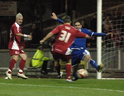 Simon Cox scores for Swindon v Leicester 15 Nov 2008