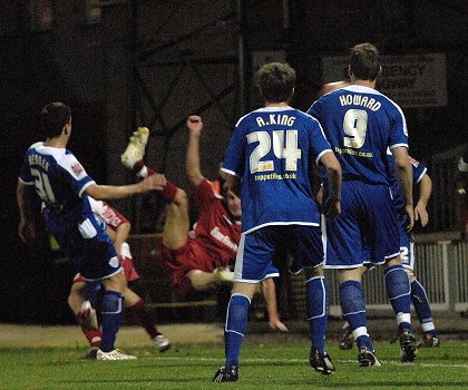 Barry Corr makes it 2-2 in the 86th minute - Swindon V Leicester 15 Nov 2008