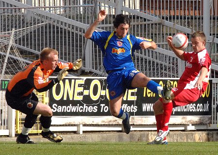 Swindon Town v Crewe 04 April 2009