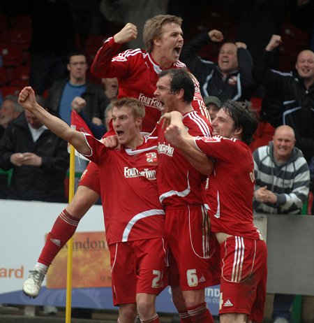 Gordon Greer celebrates with Swindo players after scoring injury time equaliser against Norwich