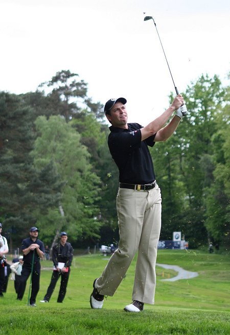 Howell hits his 2nd to the 16th at Wentworth on his way to winning the 2006 PGA Championships