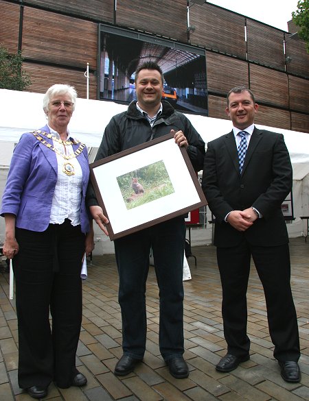 inSwindon phot winner Stacy Woodhouse with judges Swindon mayor Ray Ballman and inSwindon CEO Simon Jackson