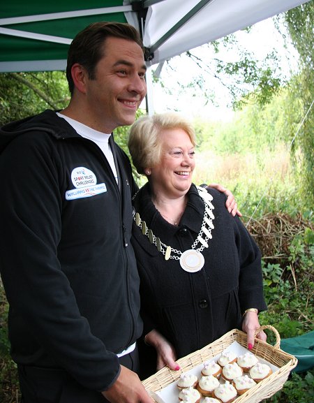 David Walliams and the mayor of lechlade