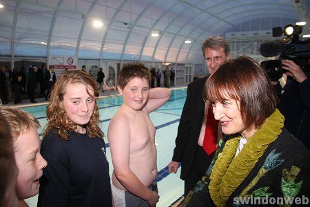 Tessa Jowell opens the new Highworth pool