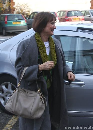Tessa Jowell opens the new Highworth pool
