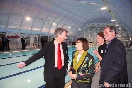 Tessa Jowell opens the new Highworth pool