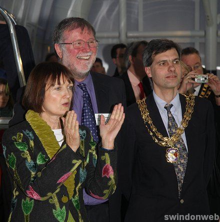 Tessa Jowell opens the new Highworth pool