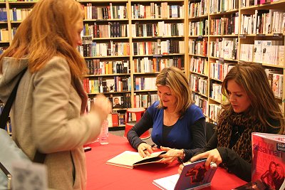 Trinny and Susannah signing in Swindon